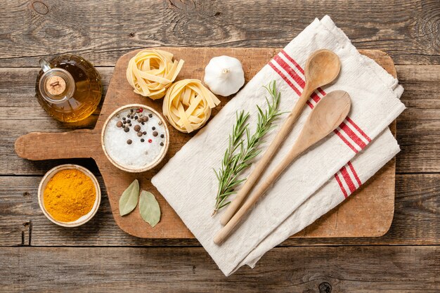 stół z talerzami i przyprawami